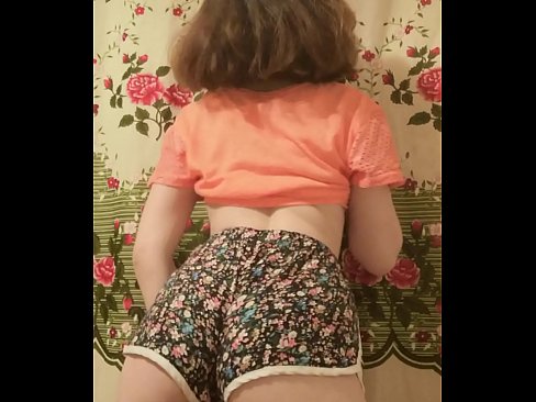❤️ Babe żagħżugħa sexy tqaxxir ix-xorts tagħha fuq il-kamera ❤️ Fucking lilna ❌️
